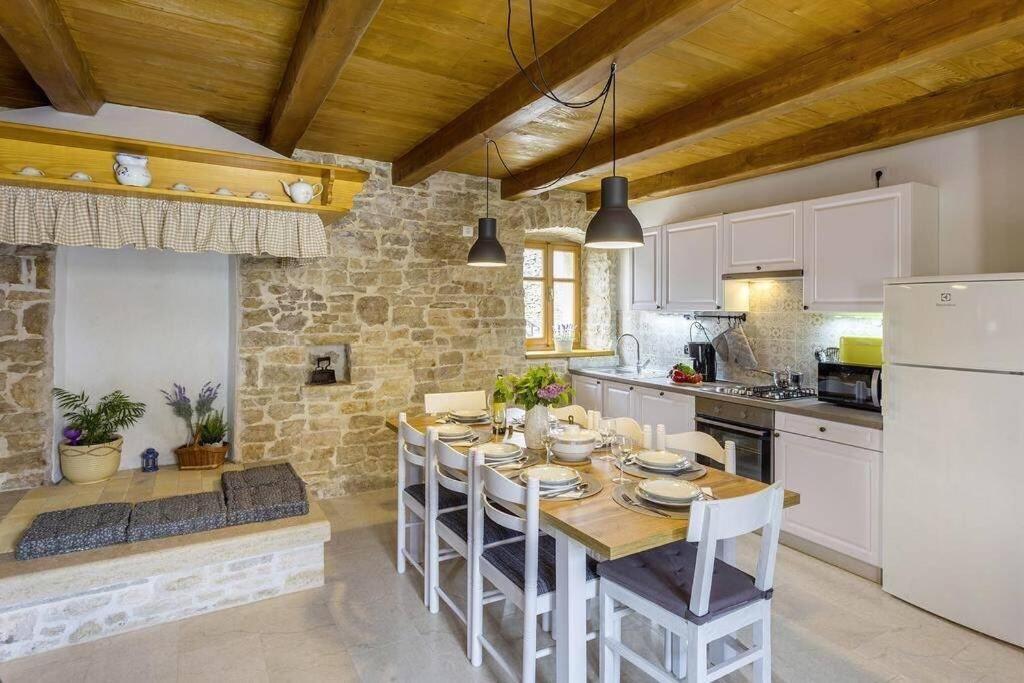 House Kristina **** Villa Burići Екстериор снимка