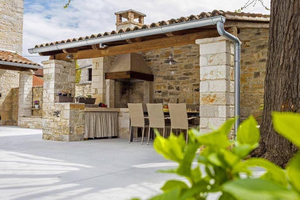 House Kristina **** Villa Burići Екстериор снимка